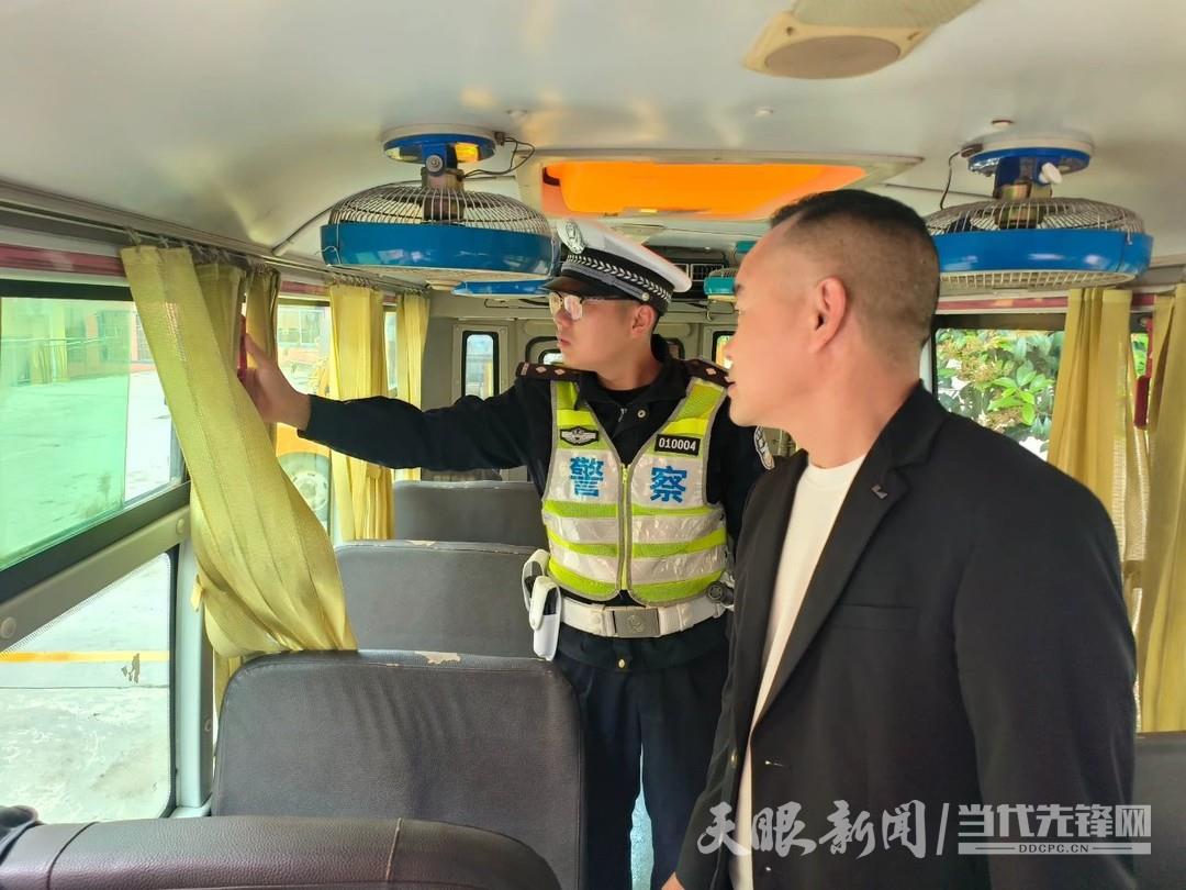 遵义交警优化20所学校门前交通设施(图4)