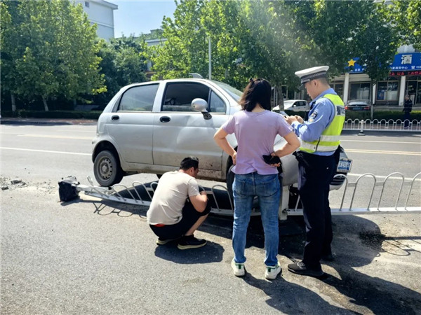 滨州一电动四轮车首次出门即撞护栏交警提醒遵守规定保障安全(图2)