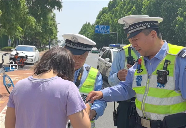 滨州一电动四轮车首次出门即撞护栏交警提醒遵守规定保障安全(图3)