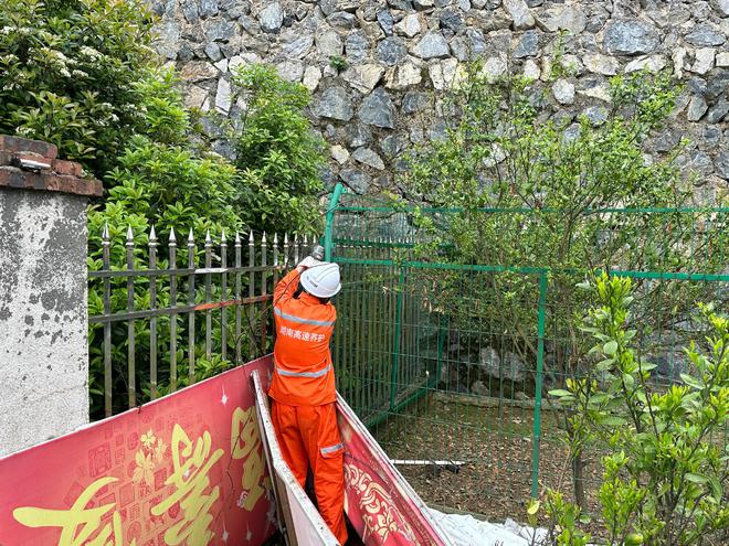 新邵县坪上镇：高速护栏安全隐患查漏补缺为安全护航(图3)