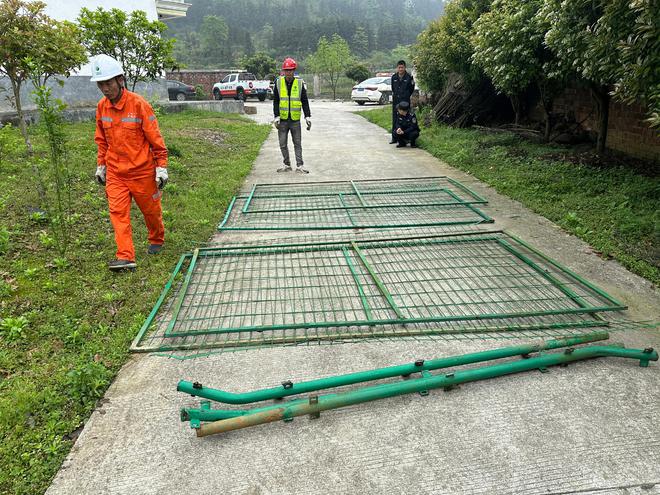 新邵县坪上镇：高速护栏安全隐患查漏补缺为安全护航(图2)