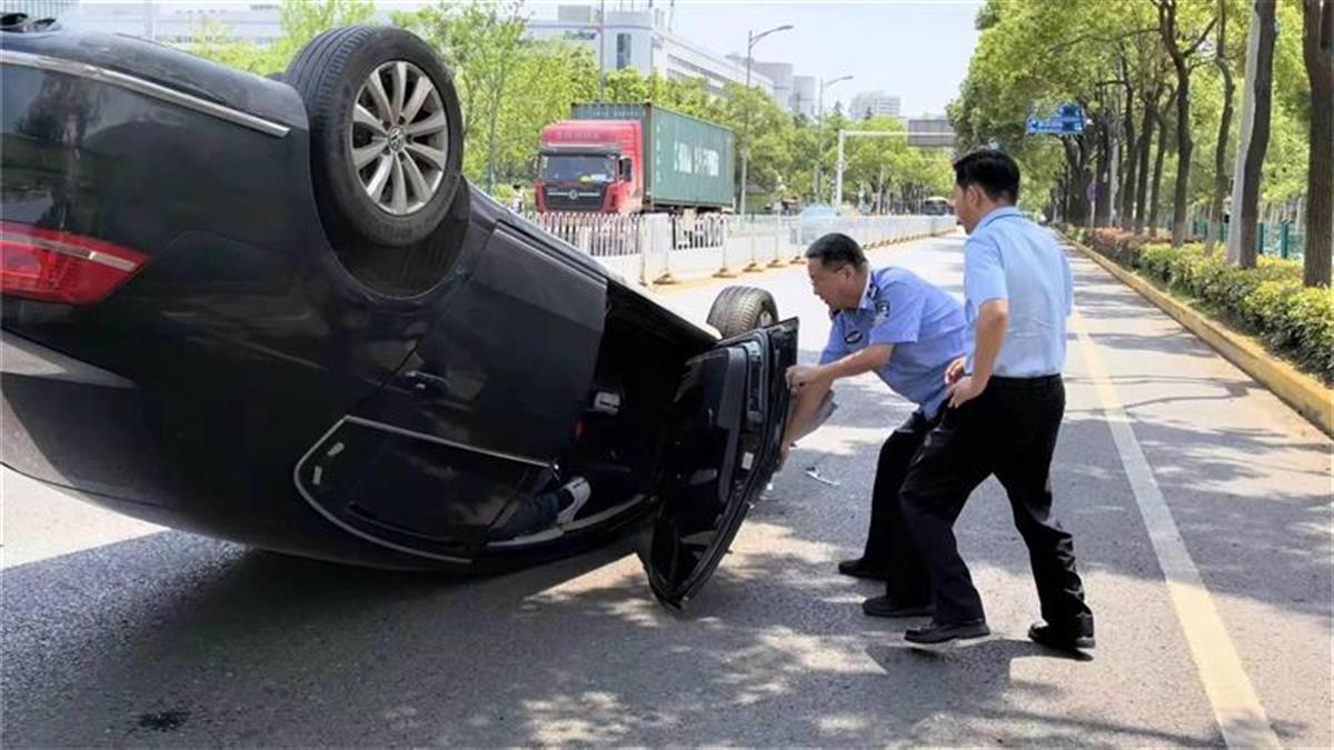 轿车突发事故四轮朝天冒出浓黑烟！路过的民警迅速救出驾驶员
