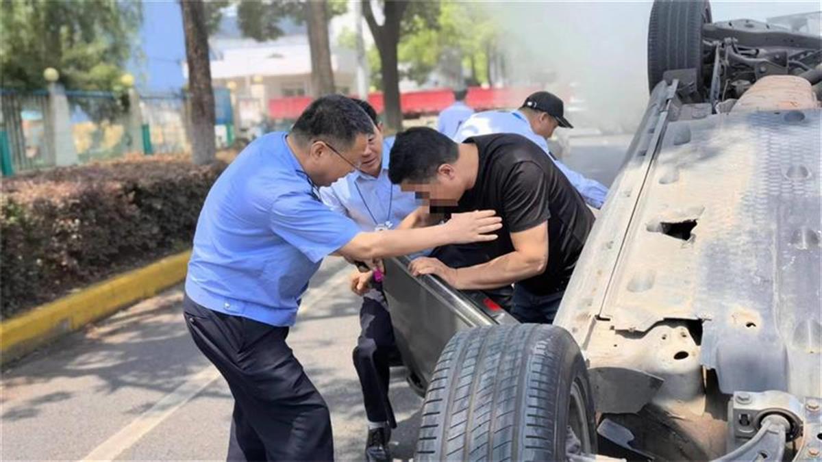 轿车突发事故四轮朝天冒出浓黑烟！路过的民警迅速救出驾驶员(图2)