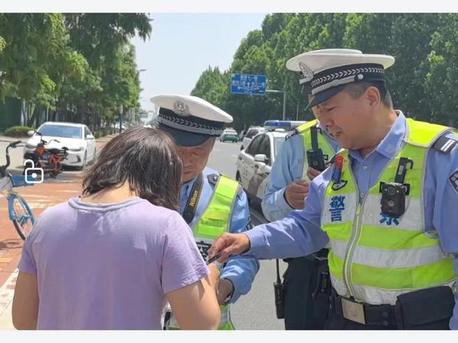 费用自己承担！她无证驾驶无牌照电动四轮首次上路撞上护栏(图3)