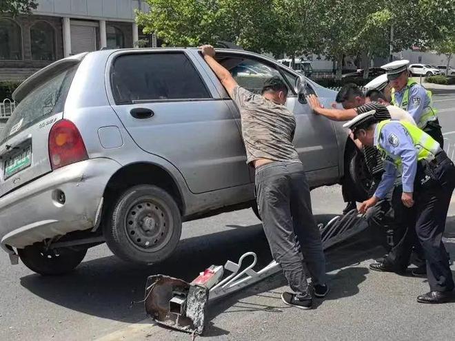 费用自己承担！她无证驾驶无牌照电动四轮首次上路撞上护栏(图5)