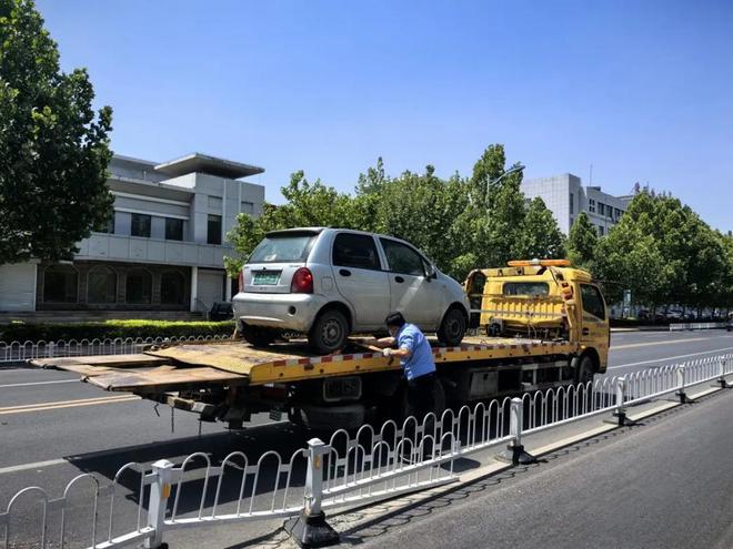 费用自己承担！她无证驾驶无牌照电动四轮首次上路撞上护栏(图4)