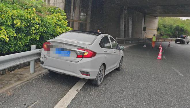 惊险!事发沈海高速距惠安出口1公里处雨天操作车辆失控碰撞中央隔离护栏(图7)
