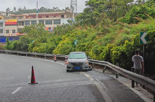 惊险!事发沈海高速距惠安出口1公里处雨天操作车辆失控碰撞中央隔离护栏(图6)