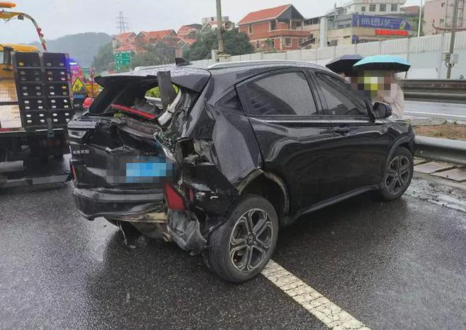 惊险!事发沈海高速距惠安出口1公里处雨天操作车辆失控碰撞中央隔离护栏(图2)