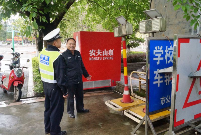 广西一大货车冲向小学生致3死2伤肇事车涉嫌超载(图3)