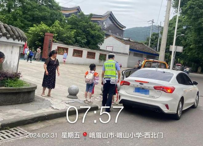 平安“六一”交警“童”行！乐山公安交警倾情守护学生交通安全(图3)