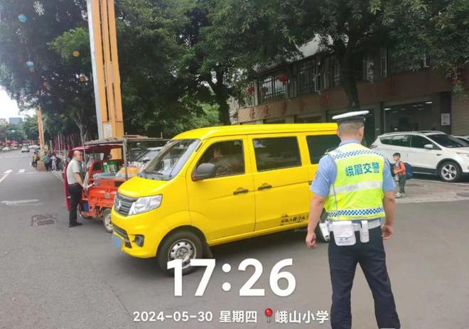 平安“六一”交警“童”行！乐山公安交警倾情守护学生交通安全(图4)