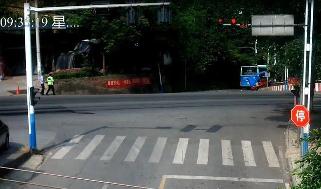 以案为戒！三轮车违规超车飞上护栏！(图2)