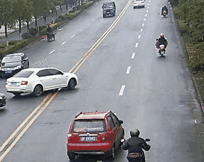 以案为戒！三轮车违规超车飞上护栏！(图6)