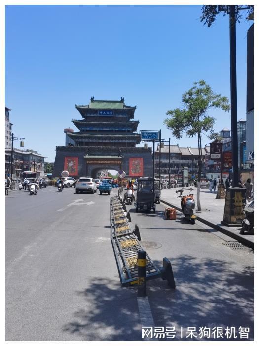 鼓楼西侧交通护栏倾倒存在安全隐患