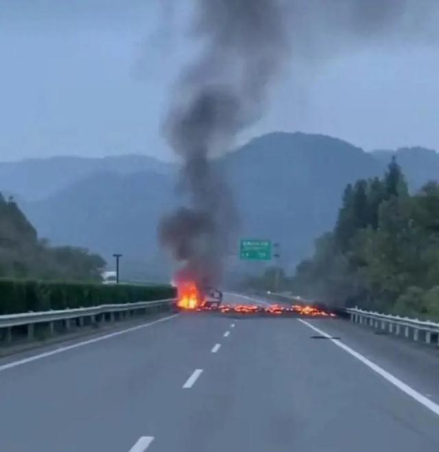 直击江西车祸现场车主烧焦靠着护栏小车燃成了空壳场景惨烈