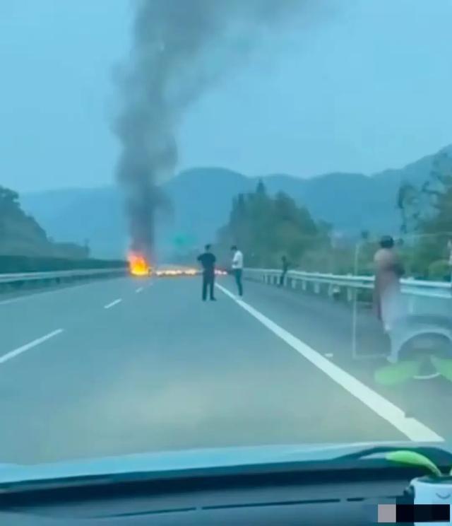 直击江西车祸现场车主烧焦靠着护栏小车燃成了空壳场景惨烈(图2)