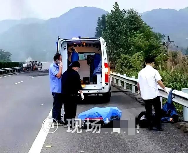 直击江西车祸现场车主烧焦靠着护栏小车燃成了空壳场景惨烈(图6)