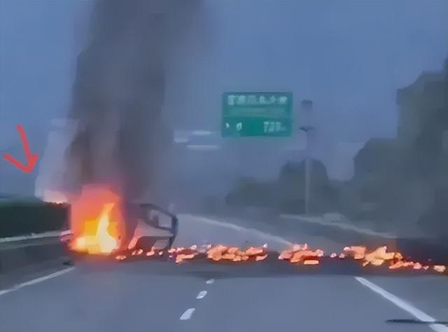 直击江西车祸现场车主烧焦靠着护栏小车燃成了空壳场景惨烈(图3)