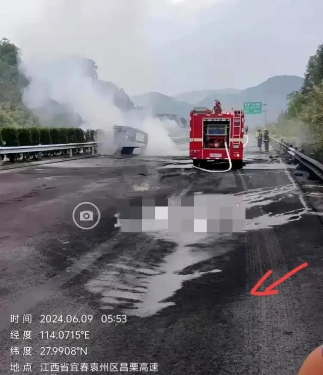 直击江西车祸现场车主烧焦靠着护栏小车燃成了空壳场景惨烈(图7)