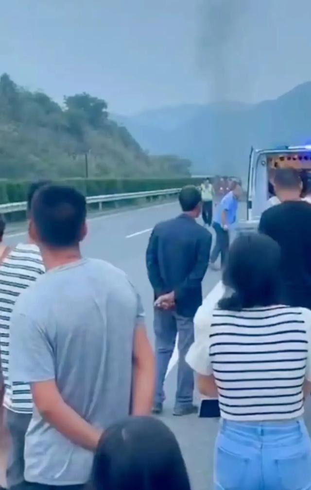 直击江西车祸现场车主烧焦靠着护栏小车燃成了空壳场景惨烈(图8)
