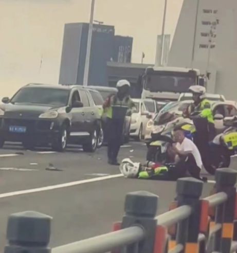 海口世纪大桥突发小轿车撞护栏又撞警用摩托车！