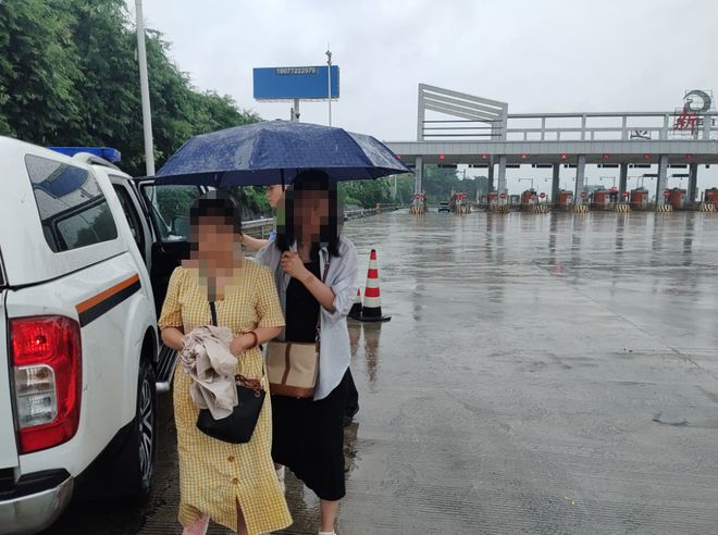车辆失控冲出护栏外！北海高速上发生这惊险一幕