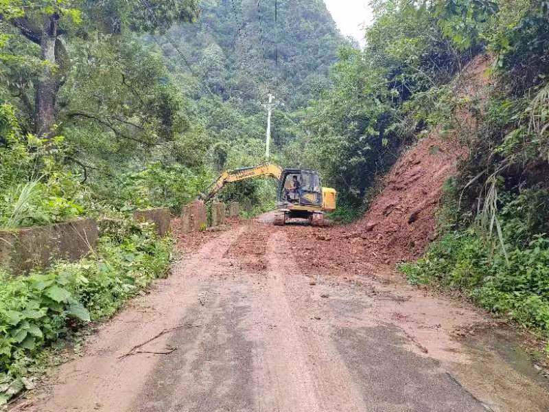 江永：抢修滑坡路段确保交通畅通(图2)