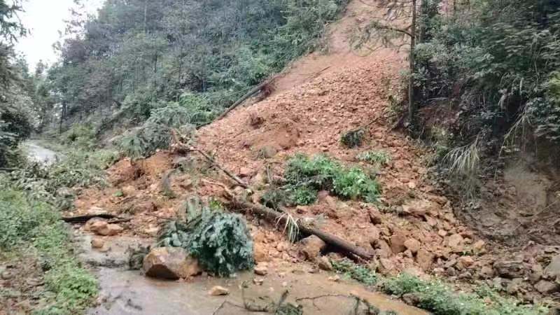 江永：抢修滑坡路段确保交通畅通