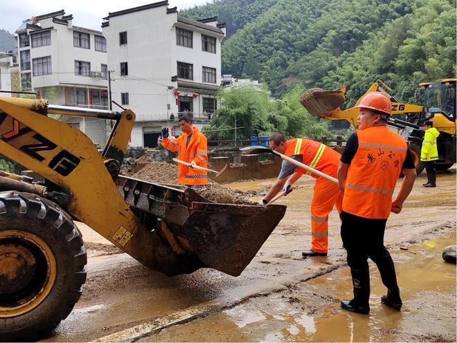 黄山市交通公路部门全力以赴筑牢“橙色堤坝”