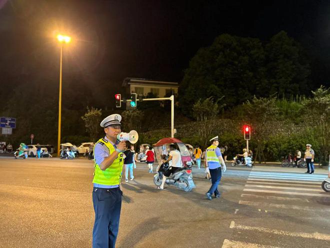 乐山公安交警圆满完成龙舟文化展演活动交通安保任务(图5)