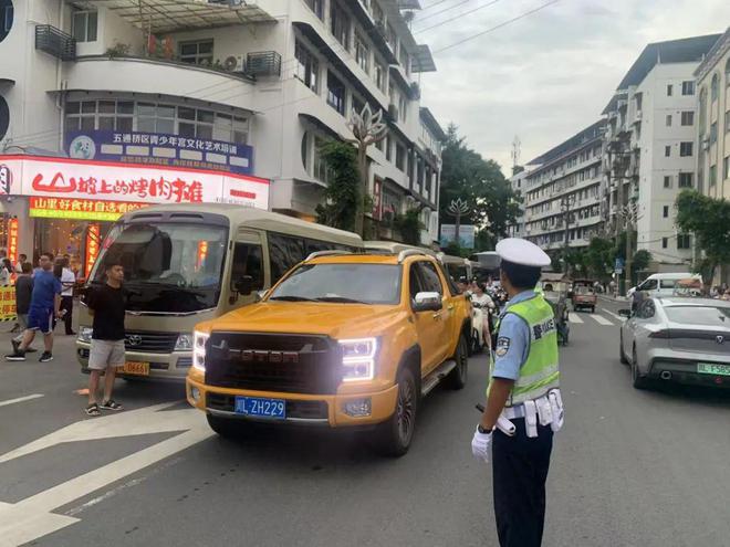 乐山公安交警圆满完成龙舟文化展演活动交通安保任务(图8)