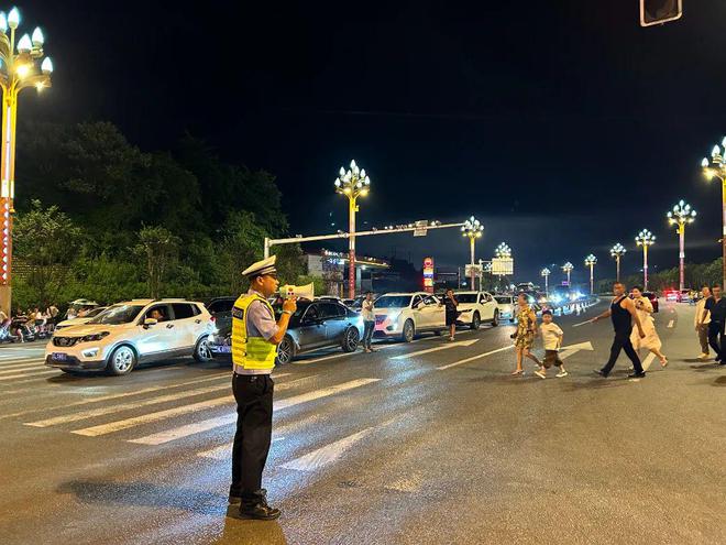 乐山公安交警圆满完成龙舟文化展演活动交通安保任务(图6)