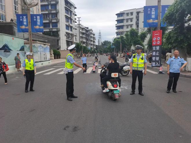 乐山公安交警圆满完成龙舟文化展演活动交通安保任务(图7)