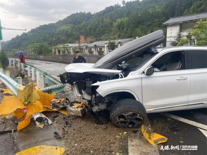 司机驾车途中犯困迷糊中车辆撞上护栏(图2)