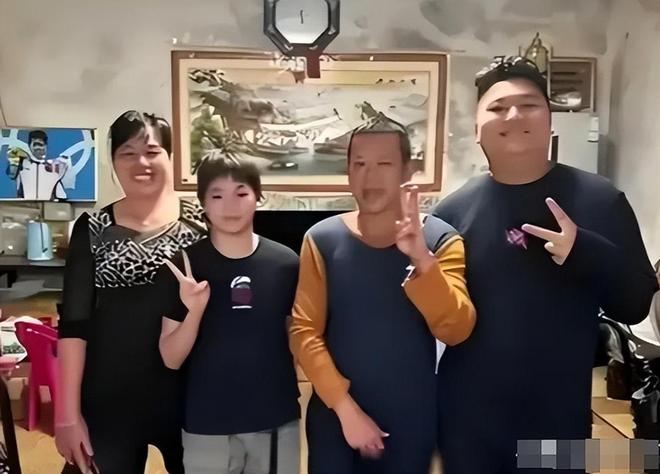 富裕了！红婵家装修银色大门阔气两棵迎客松二楼安装护栏(图2)