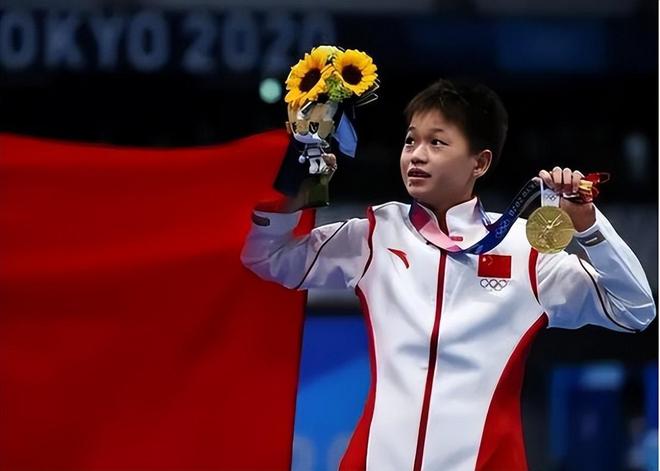富裕了！红婵家装修银色大门阔气两棵迎客松二楼安装护栏(图5)