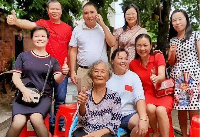 富裕了！红婵家装修银色大门阔气两棵迎客松二楼安装护栏(图12)