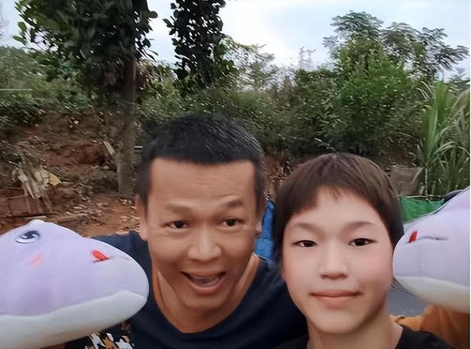 富裕了！红婵家装修银色大门阔气两棵迎客松二楼安装护栏(图17)