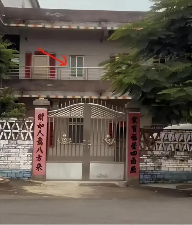 富裕了！红婵家装修银色大门阔气两棵迎客松二楼安装护栏(图16)