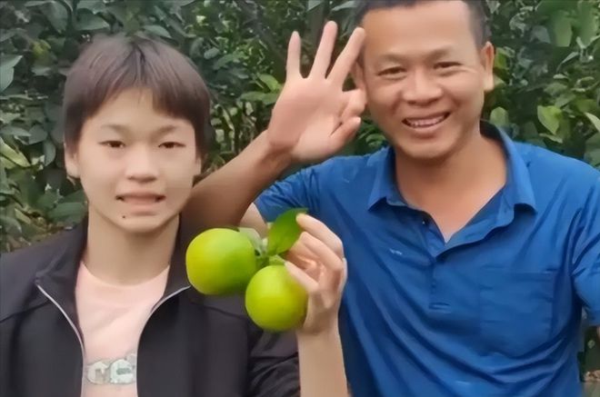 富裕了！红婵家装修银色大门阔气两棵迎客松二楼安装护栏(图20)