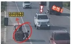 带孩上路要看管提防孩子乱跑窜【农村交通安全知识系列手册】