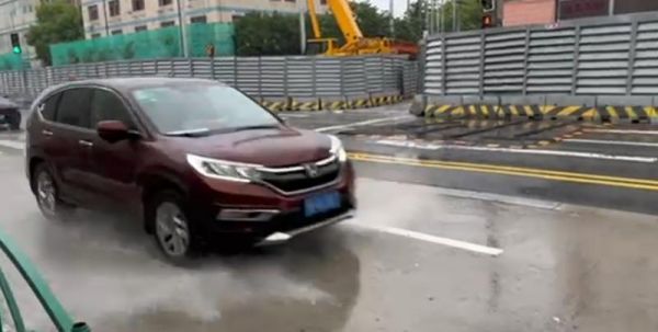 连夜暴雨出门“看海”？道路积水难题有何破解？(图3)