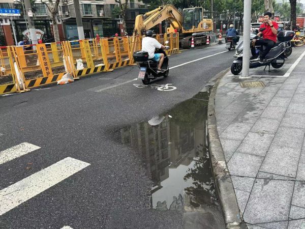连夜暴雨出门“看海”？道路积水难题有何破解？(图2)