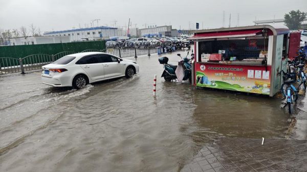 连夜暴雨出门“看海”？道路积水难题有何破解？(图8)