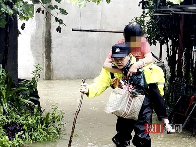逆水前行党员民警守一线湖北公安转移救助群众1600余人(图2)