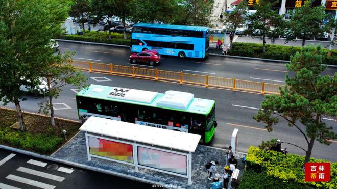 吉林市解放西路安装新式交通护栏(图2)