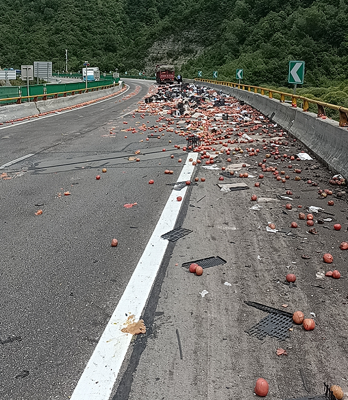 弯道未主动降低车速西红柿撒满高速公路