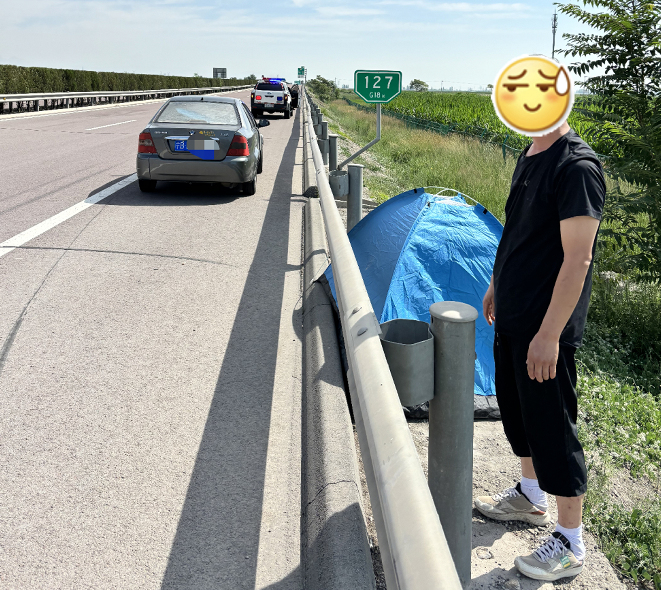 心真大！安全帽代替三角牌护栏外搭帐篷(图2)