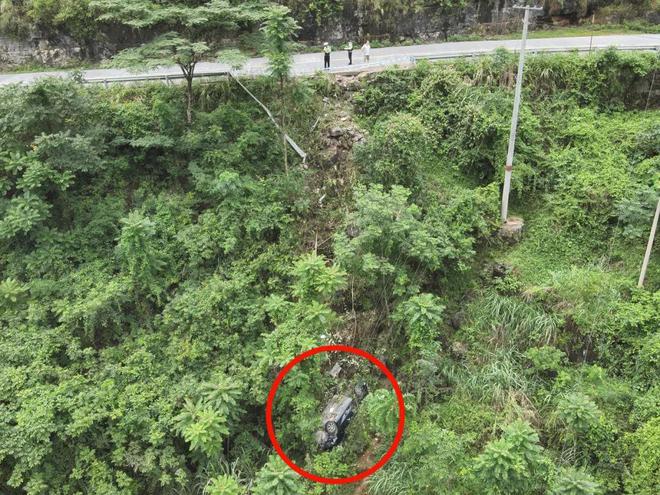 小车撞断护栏翻下21米深的山崖驾驶人